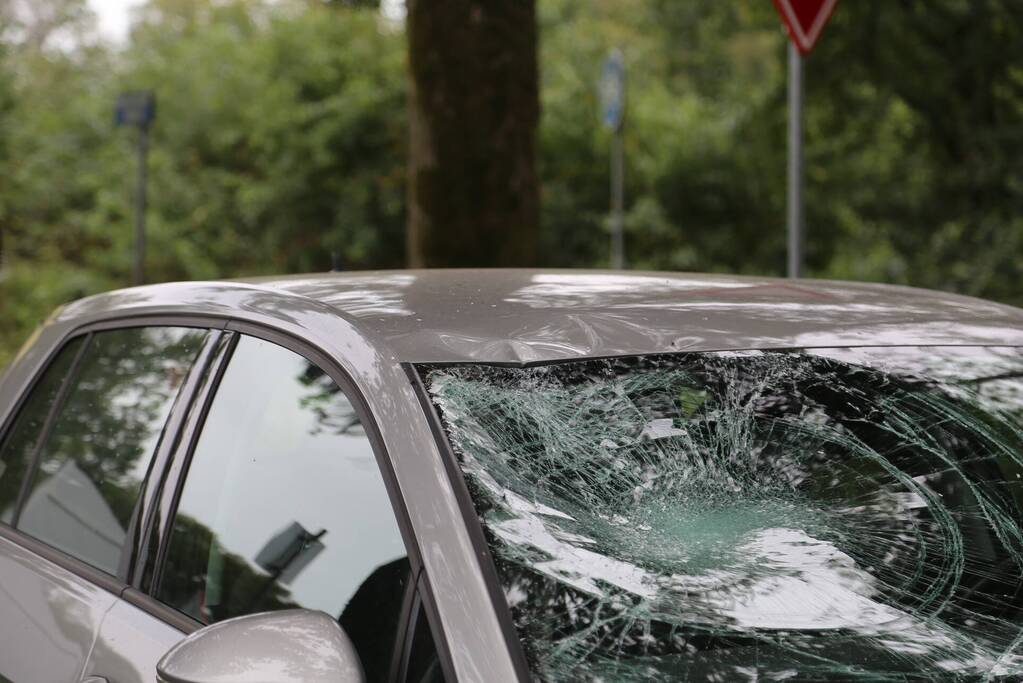Fietser geschept door auto