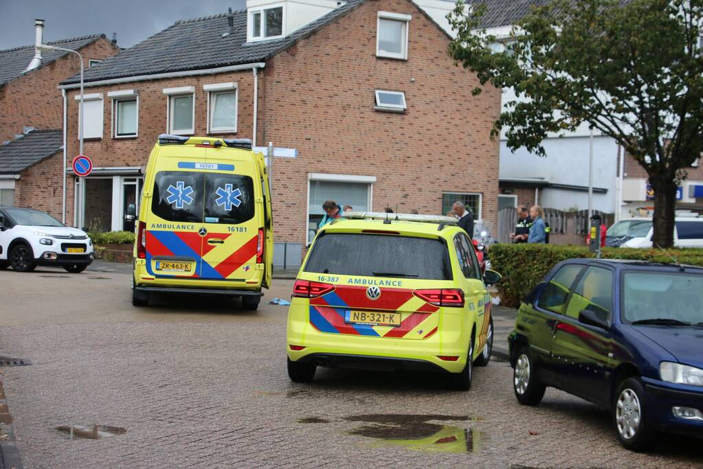 Scooterrijder met spoed naar ziekenhuis bij botsing met auto