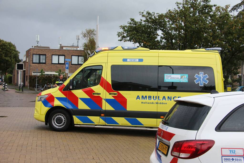 Scooterrijder met spoed naar ziekenhuis bij botsing met auto