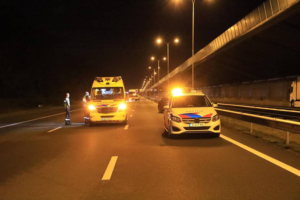 Personenauto crashed op snelweg