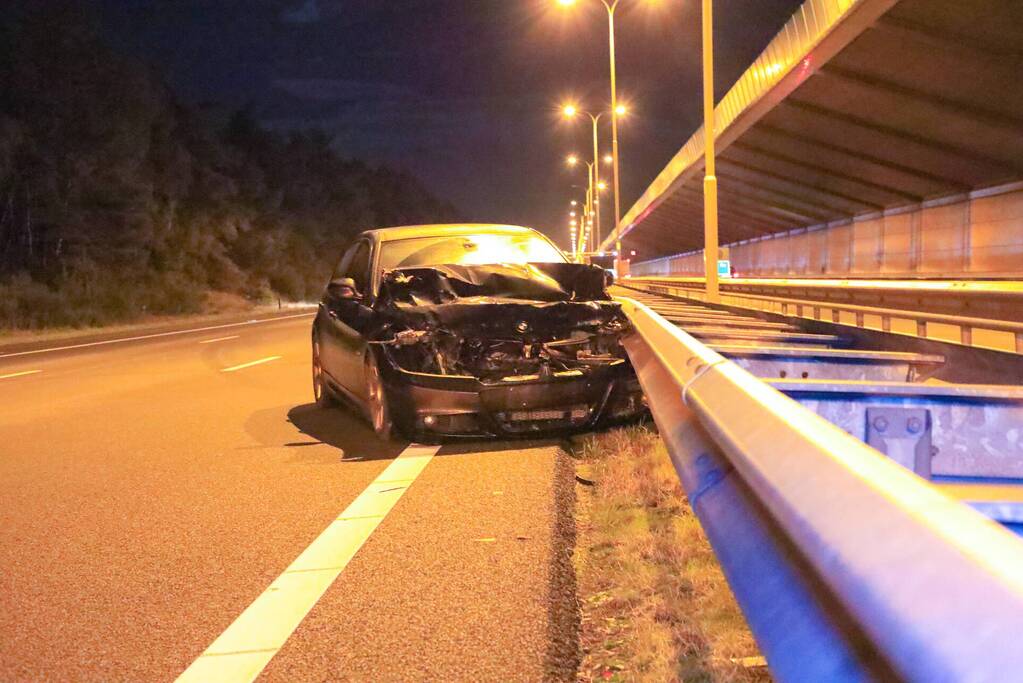 Personenauto crashed op snelweg