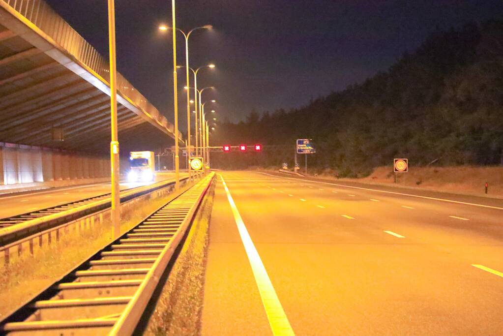 Personenauto crashed op snelweg