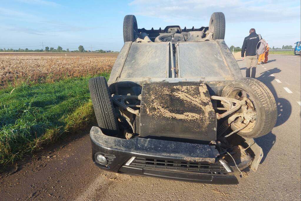 45-km voertuig botst op zandberg en belandt op zijn kop
