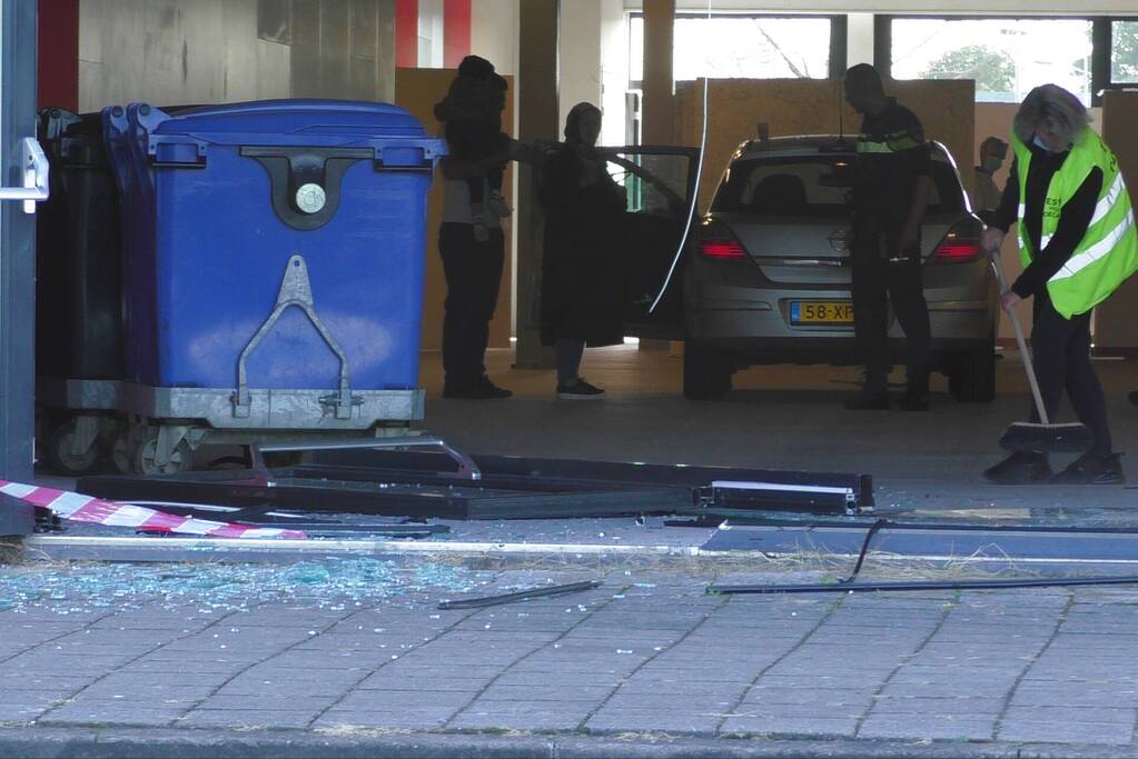 Automobilist rijdt door ruit vaccinatiecentrum Zeelandhallen