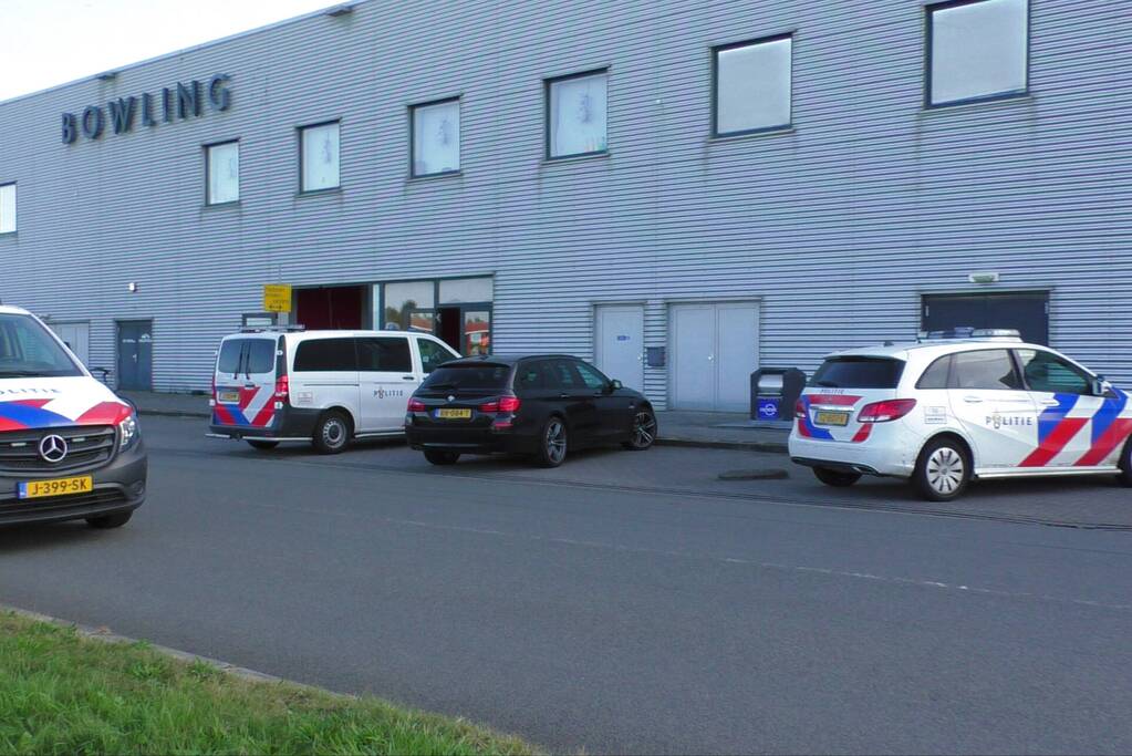 Automobilist rijdt door ruit vaccinatiecentrum Zeelandhallen