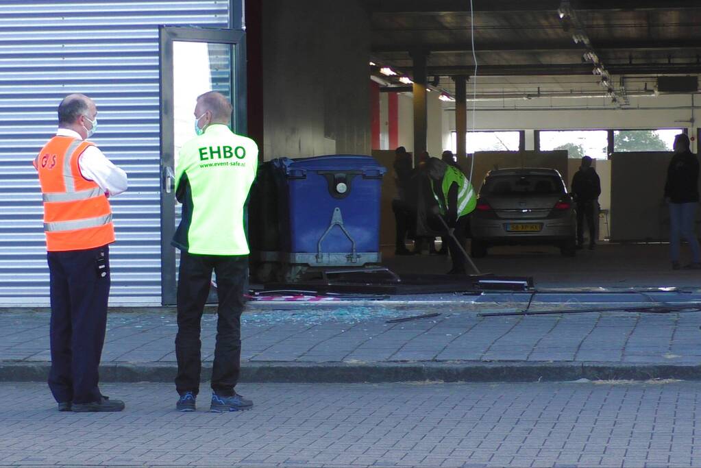 Automobilist rijdt door ruit vaccinatiecentrum Zeelandhallen