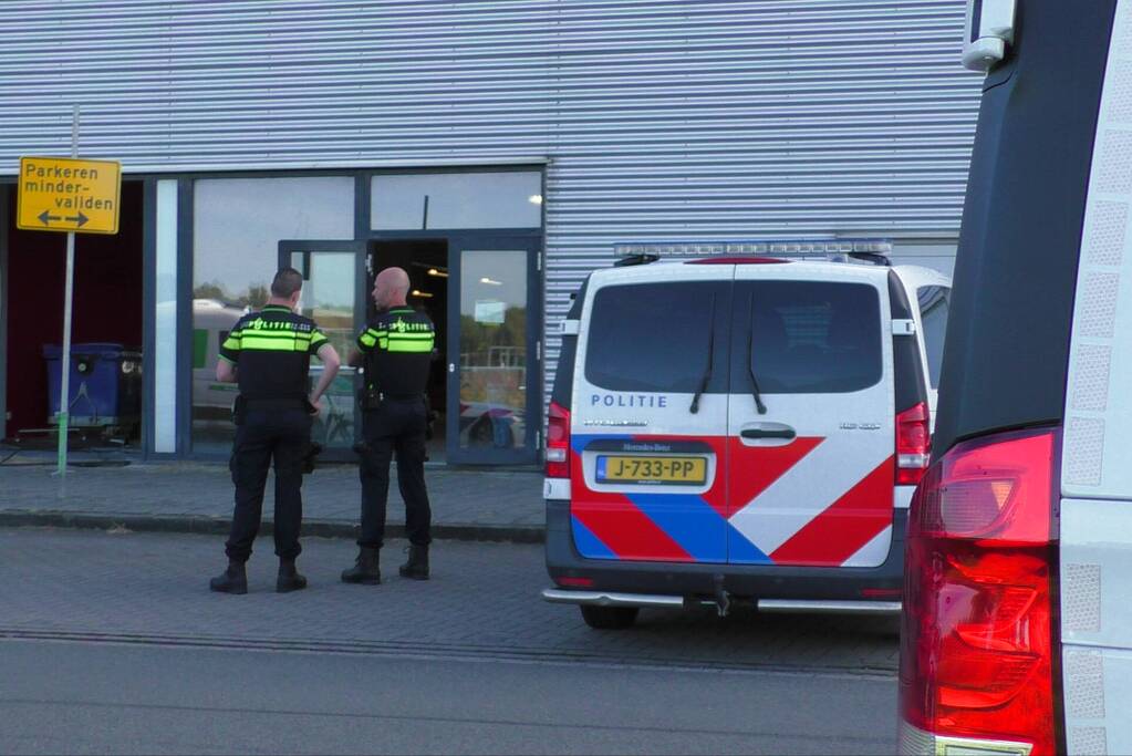 Automobilist rijdt door ruit vaccinatiecentrum Zeelandhallen