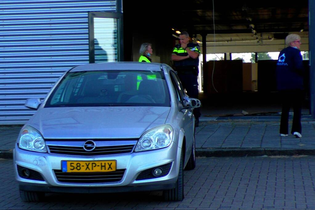 Automobilist rijdt door ruit vaccinatiecentrum Zeelandhallen