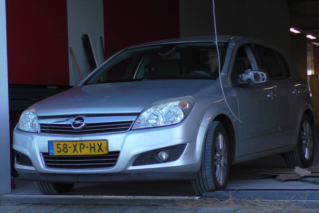 Automobilist rijdt door ruit vaccinatiecentrum Zeelandhallen