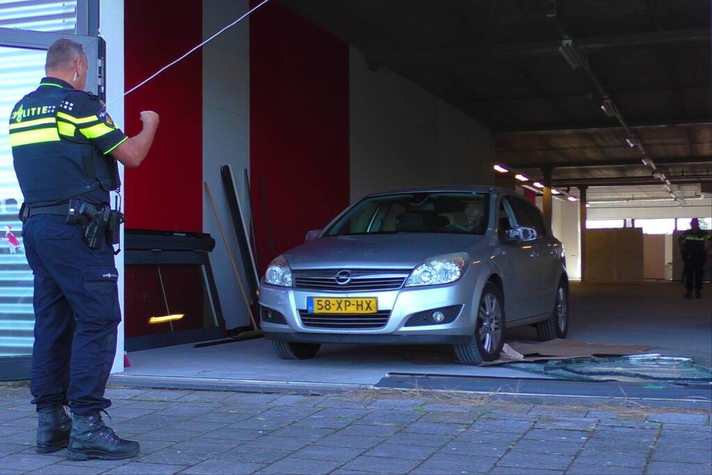 Automobilist rijdt door ruit vaccinatiecentrum Zeelandhallen