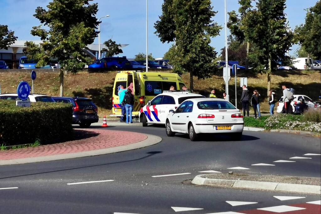 Scooterrijder aangereden door auto op rotonde