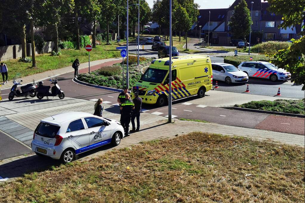Scooterrijder aangereden door auto op rotonde