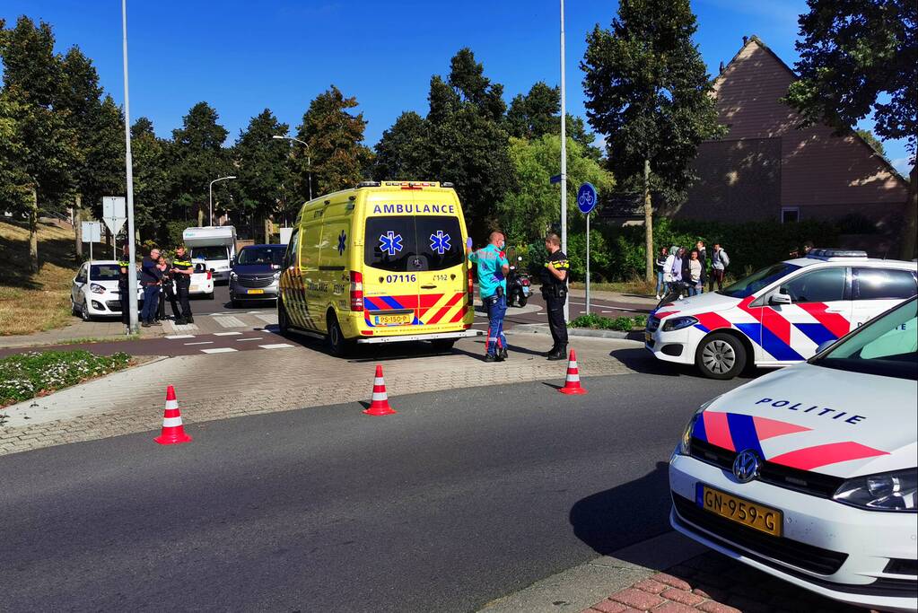 Scooterrijder aangereden door auto op rotonde