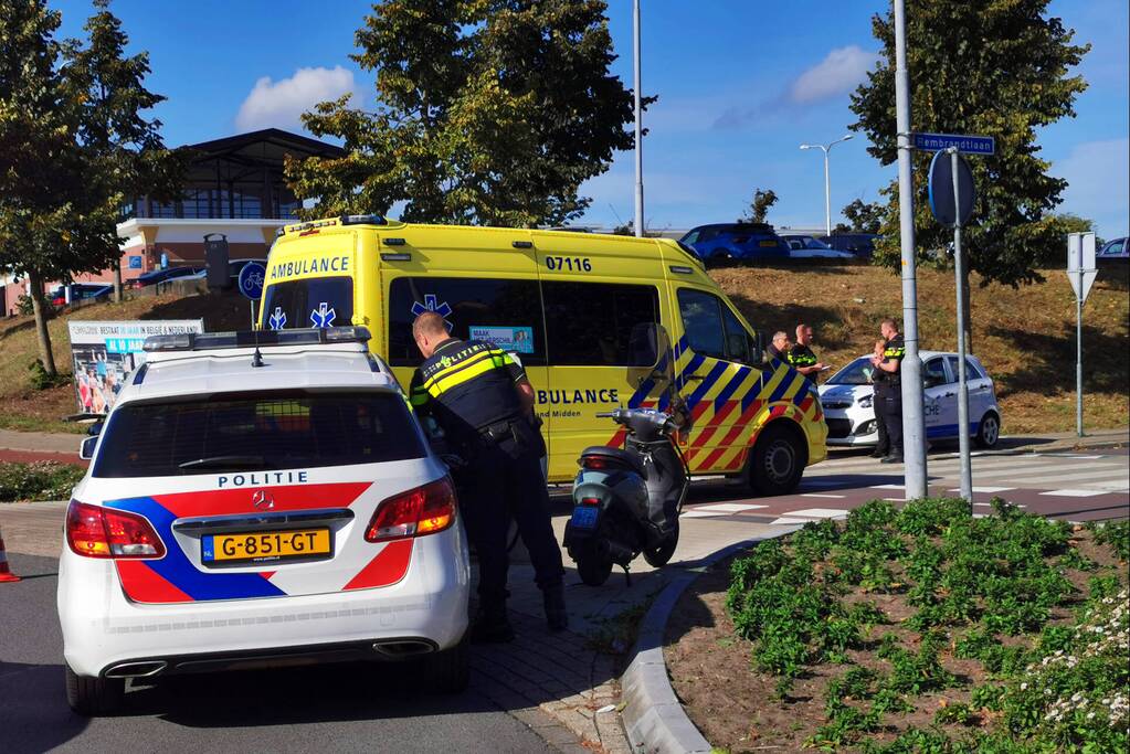 Scooterrijder aangereden door auto op rotonde