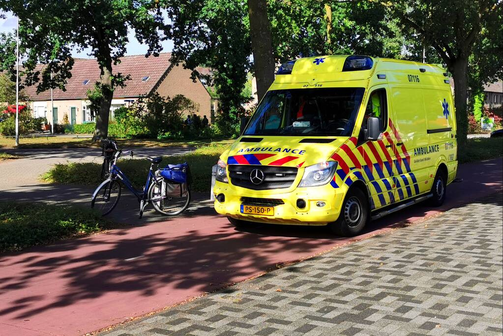 Twee fietsers botsen op kruising