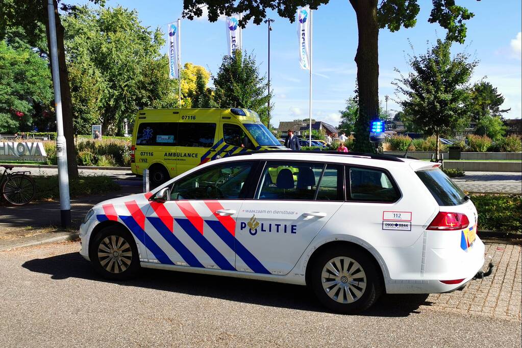 Twee fietsers botsen op kruising