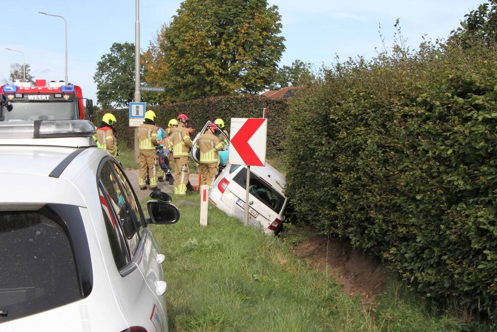 Man, vrouw en kind gewond nadat auto in greppel belandt