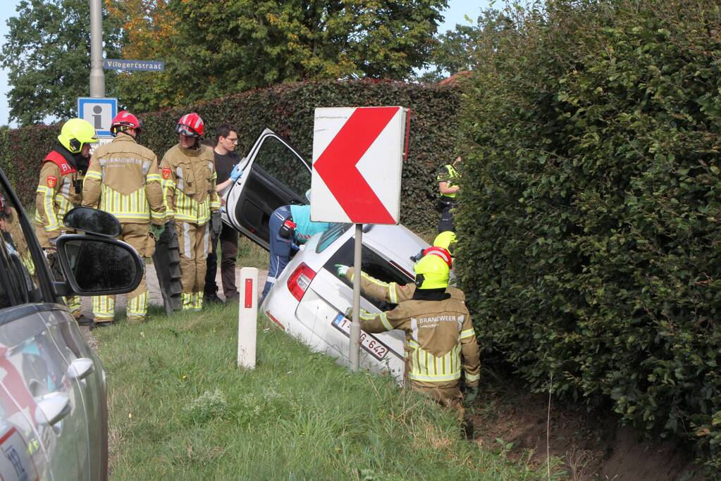 Man, vrouw en kind gewond nadat auto in greppel belandt