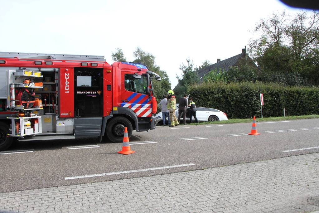 Man, vrouw en kind gewond nadat auto in greppel belandt