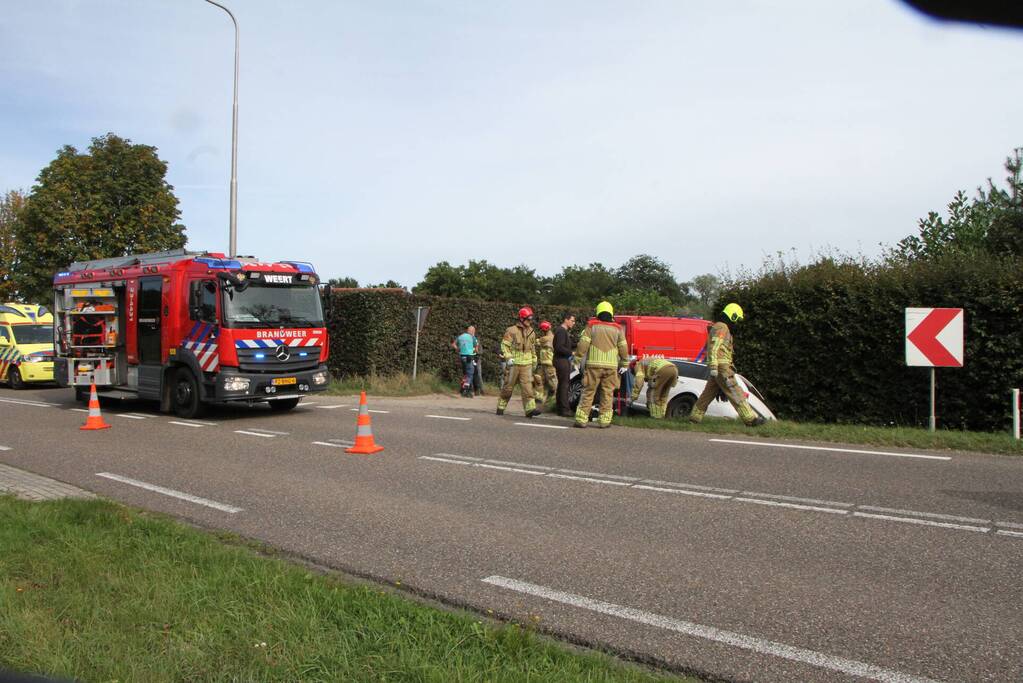 Man, vrouw en kind gewond nadat auto in greppel belandt