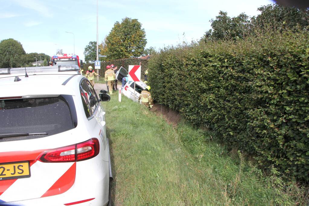 Man, vrouw en kind gewond nadat auto in greppel belandt