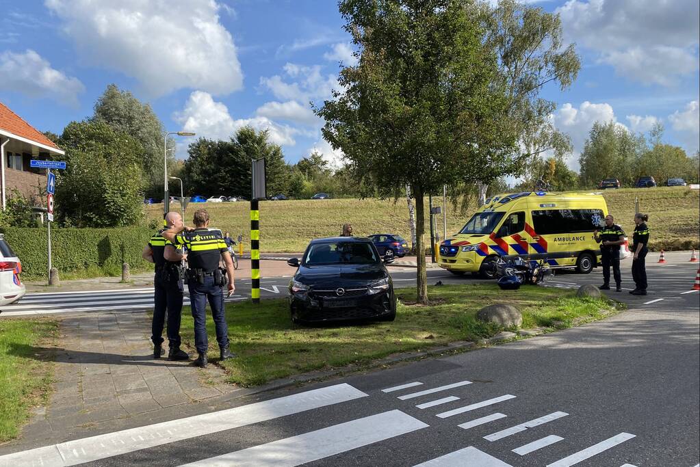 Motorrijder raakt gewond bij botsing met personenauto
