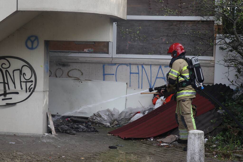 Afval in brand bij leegstand kantoorpand