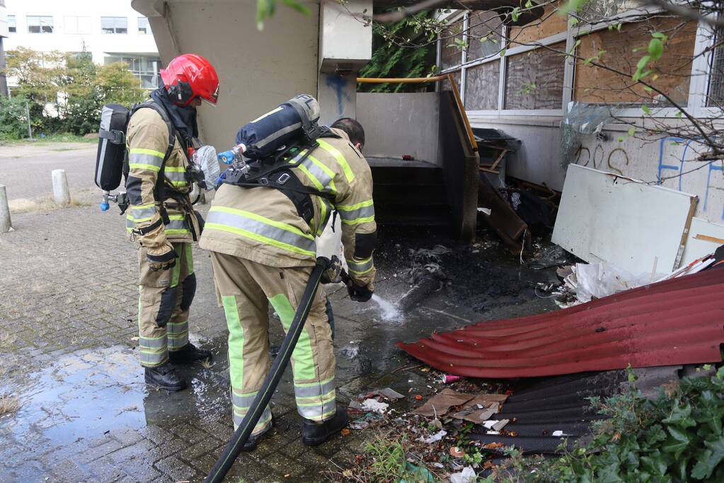 Afval in brand bij leegstand kantoorpand