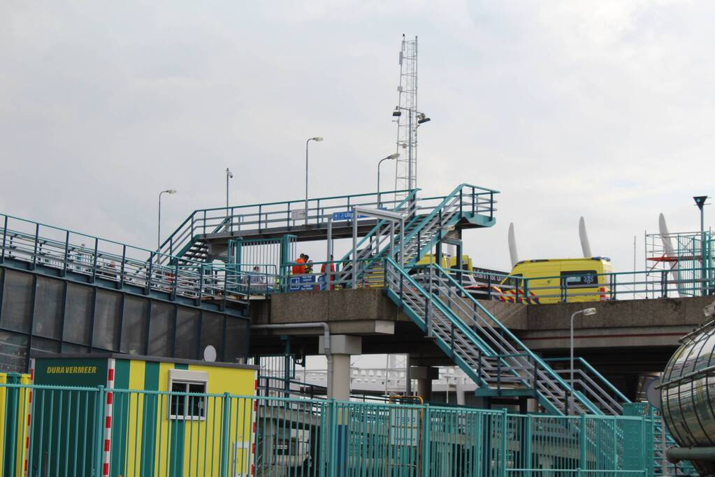 Traumahelikopter landt voor incident bij TESO veerhaven