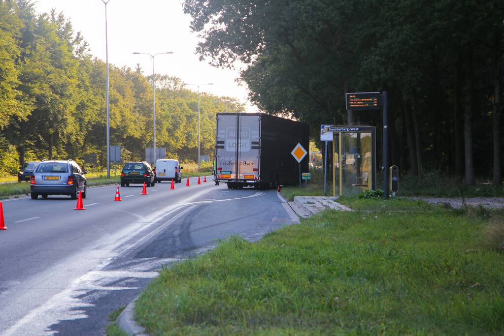 Enorm lang benzinespoor door lekgereden tank van vrachtwagen