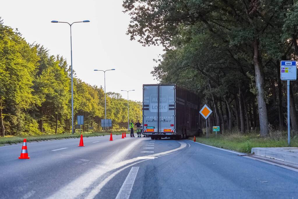 Enorm lang benzinespoor door lekgereden tank van vrachtwagen
