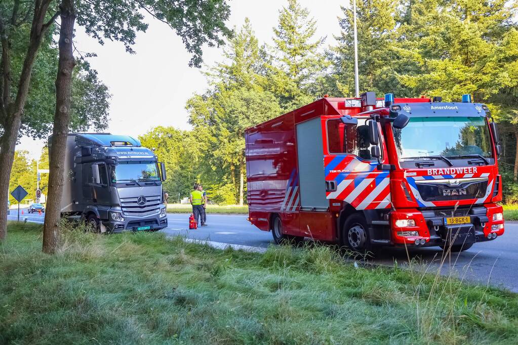 Enorm lang benzinespoor door lekgereden tank van vrachtwagen