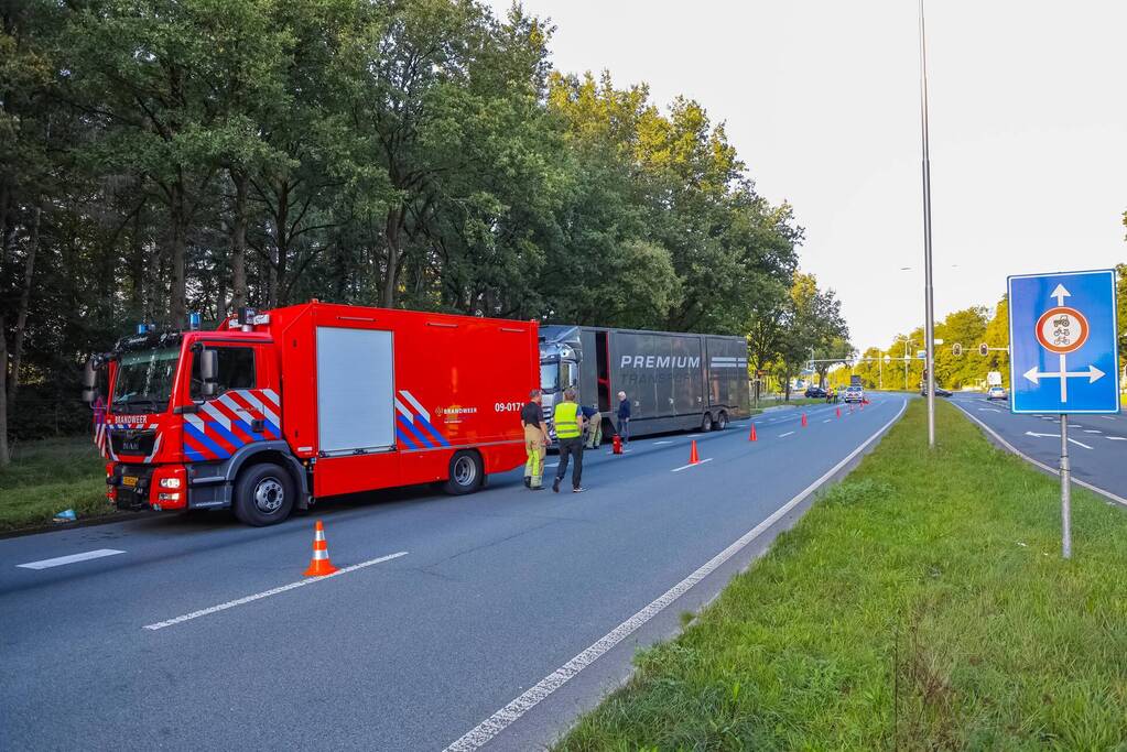 Enorm lang benzinespoor door lekgereden tank van vrachtwagen