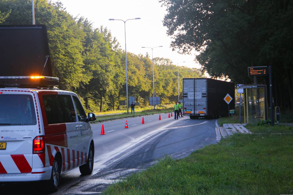 Enorm lang benzinespoor door lekgereden tank van vrachtwagen