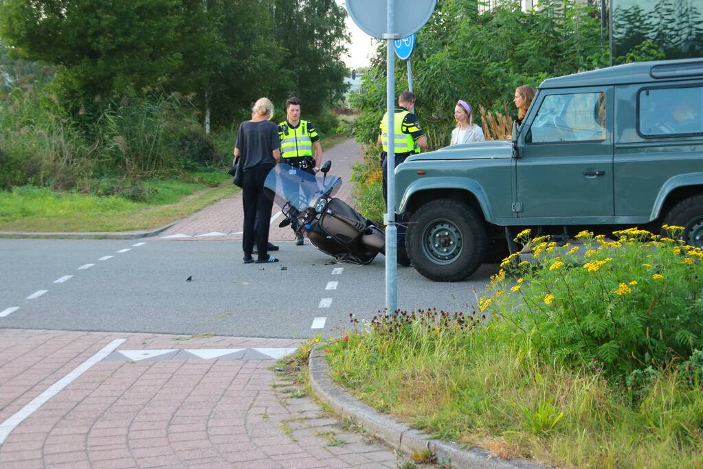 Bestuurster brommer aangereden door jeep