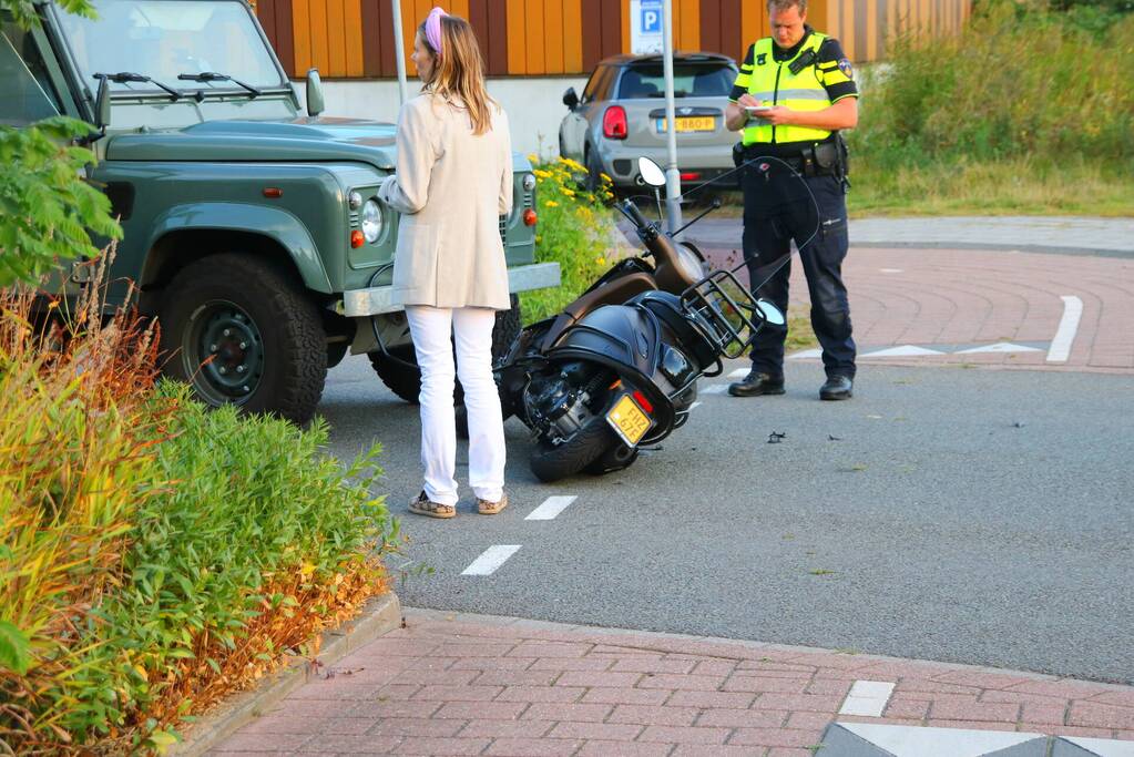 Bestuurster brommer aangereden door jeep