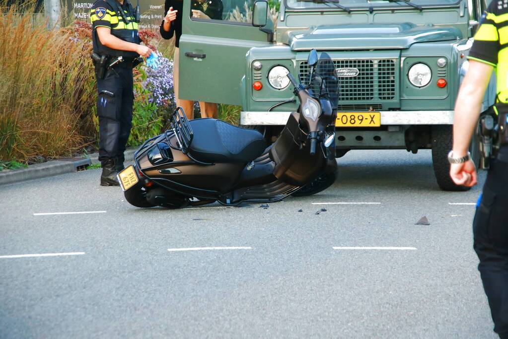 Bestuurster brommer aangereden door jeep