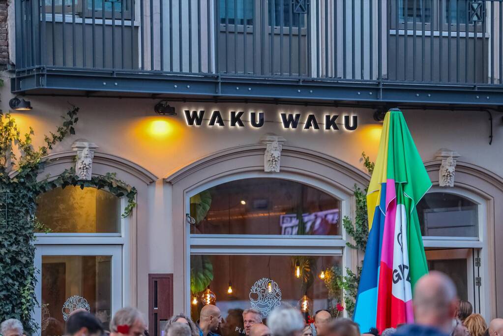 Actievoerders steunen eigenaar restaurant Waku Waku