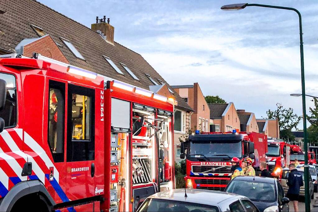 Veel rook bij brand in portiekwoning