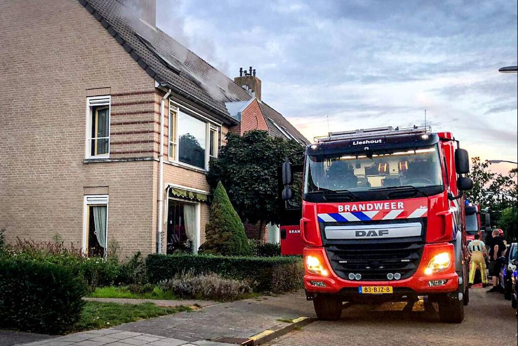 Veel rook bij brand in portiekwoning