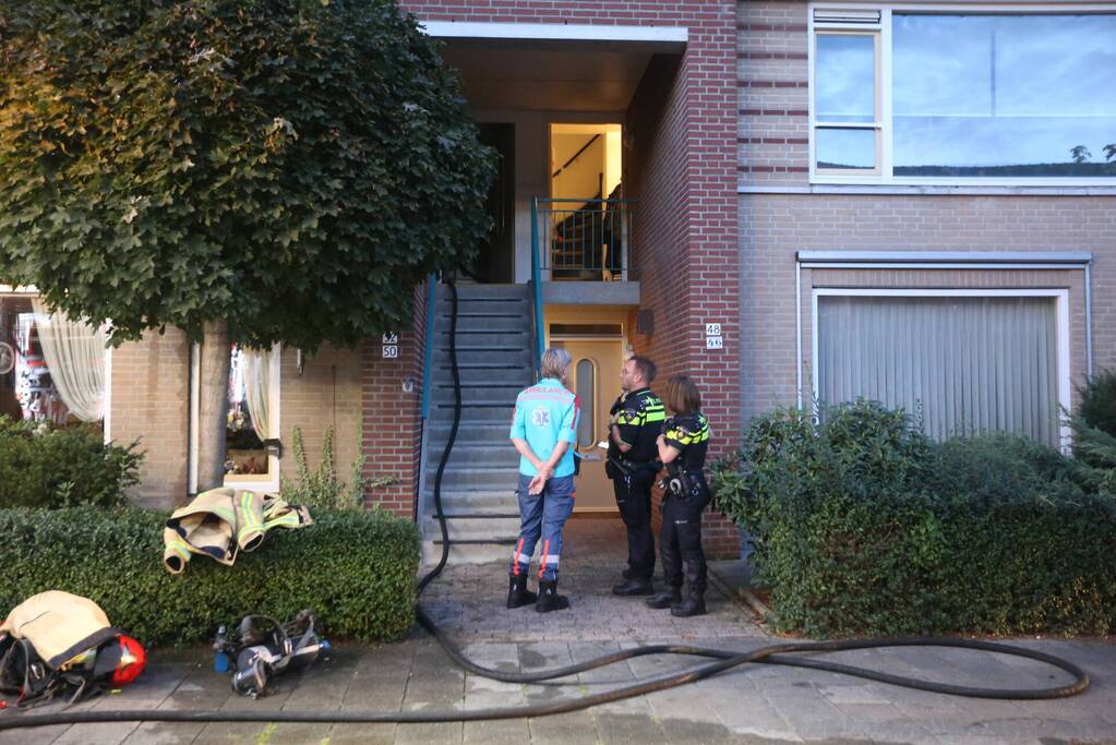 Veel rook bij brand in portiekwoning