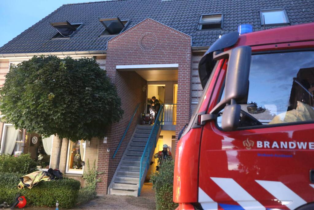 Veel rook bij brand in portiekwoning