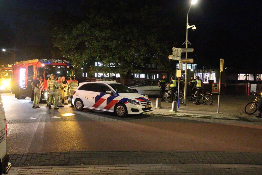 Auto komt op betonnen paal tot stilstand