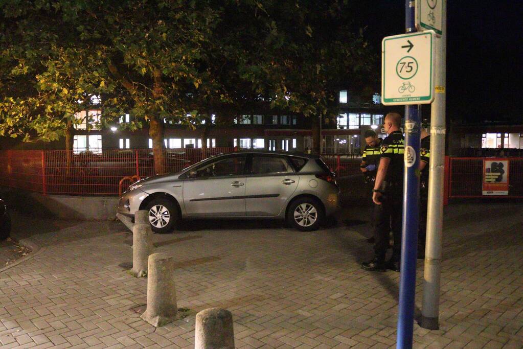 Auto komt op betonnen paal tot stilstand