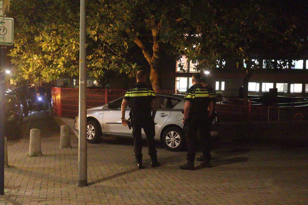 Auto komt op betonnen paal tot stilstand