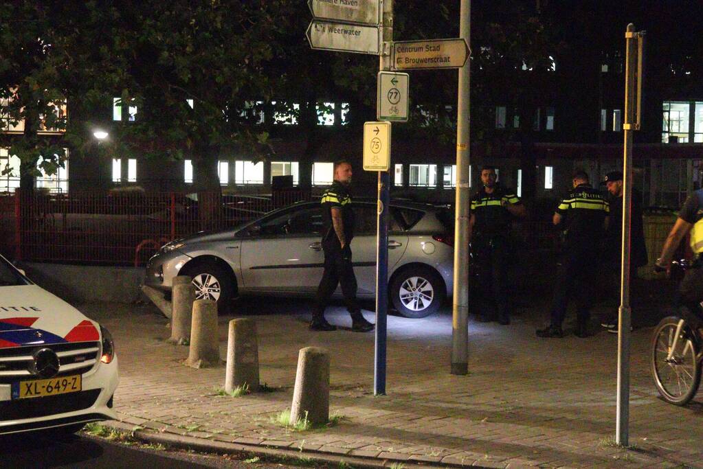 Auto komt op betonnen paal tot stilstand