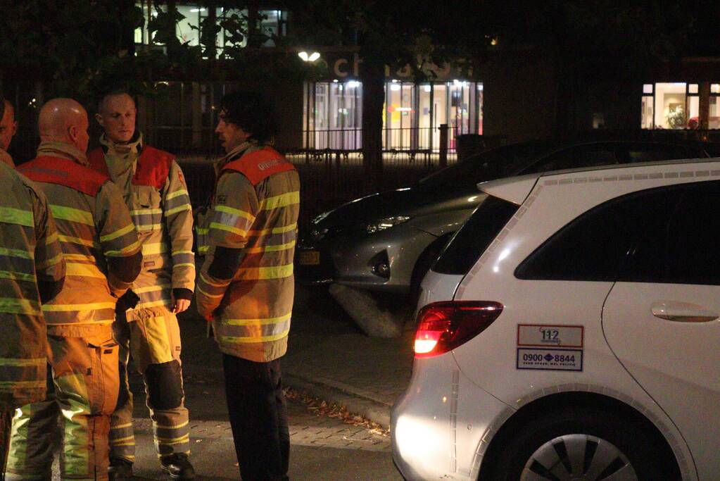 Auto komt op betonnen paal tot stilstand