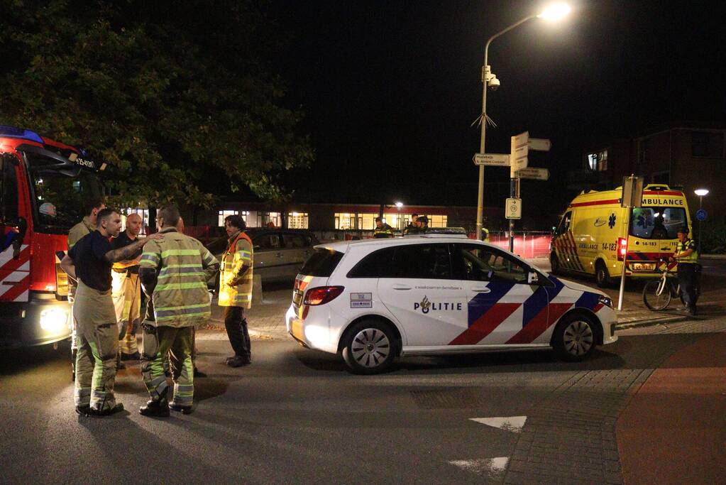 Auto komt op betonnen paal tot stilstand