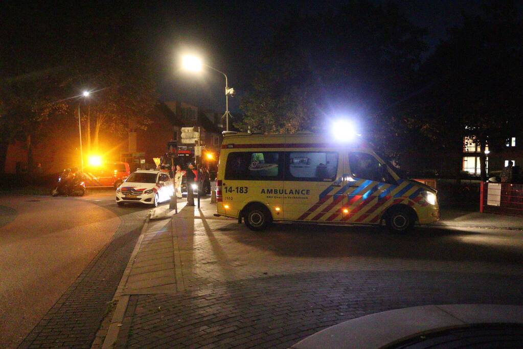 Auto komt op betonnen paal tot stilstand