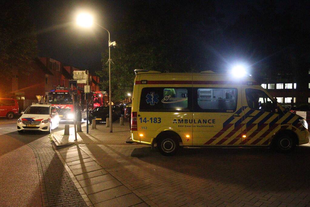 Auto komt op betonnen paal tot stilstand